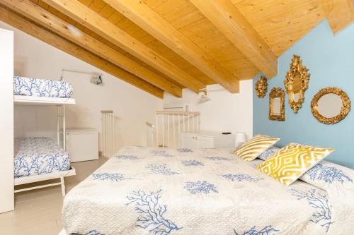 基奧賈的住宿－La Bella Vita - La Casetta，一间卧室设有一张大床和木制天花板