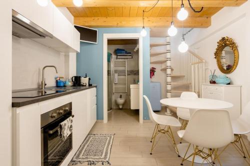 基奧賈的住宿－La Bella Vita - La Casetta，厨房配有桌椅和水槽。