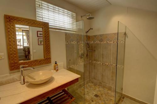 Ένα μπάνιο στο Happiness Villa 3 bedroom Luxury Villa with private pool, near all amenities and beaches Mauritius