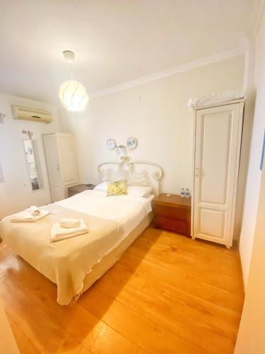 เตียงในห้องที่ Bodrum Sade Pension
