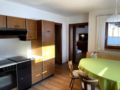 Eldhús eða eldhúskrókur á FerienWohnung Weer