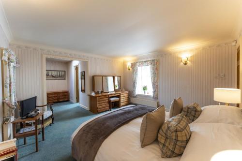 En eller flere senge i et værelse på East Kelt Farm Cottage