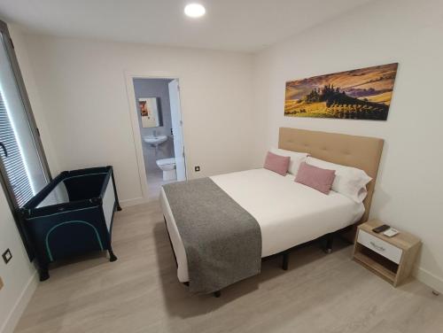 a bedroom with a bed and a bathroom at Hotel Rural Envero in Pesquera de Duero