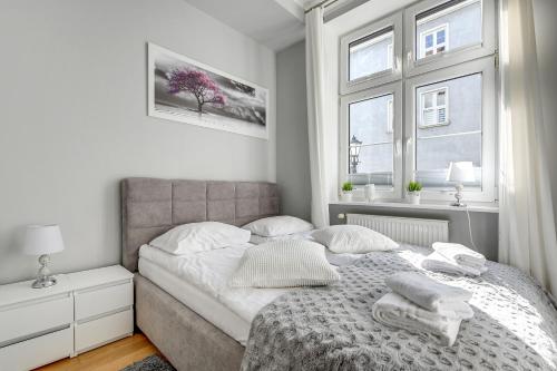 een slaapkamer met een bed met twee handdoeken erop bij Comfort Apartments Old Town Chlebnicka in Gdańsk