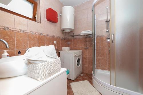 Un baño con lavabo y lavadora. en Holiday Home Blaževci, en Blaževci
