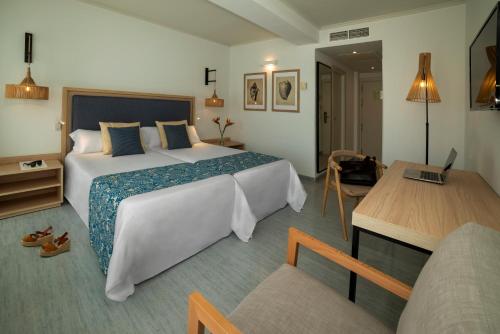Postel nebo postele na pokoji v ubytování Hotel Cabogata Jardín