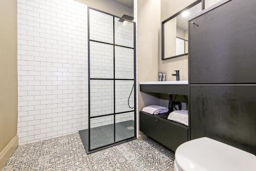 W łazience znajduje się prysznic, umywalka i toaleta. w obiekcie Dunromin Cottage, Hot Tub & Garden w mieście Coxhoe