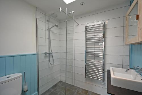 Koupelna v ubytování Penmorfa - Sublime Abersoch retreat with roof terrace, 80m from beach, great for surfing