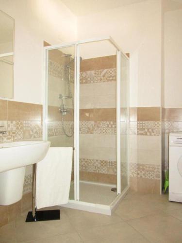 a bathroom with a shower and a sink at Appartamento Carlo Alberto in Castelsardo