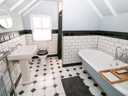 ein Badezimmer mit einem Waschbecken und einem WC in der Unterkunft 3 Castle Orchard in Belper