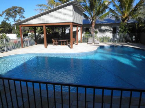 Poolen vid eller i närheten av Woodgate Beach Houses