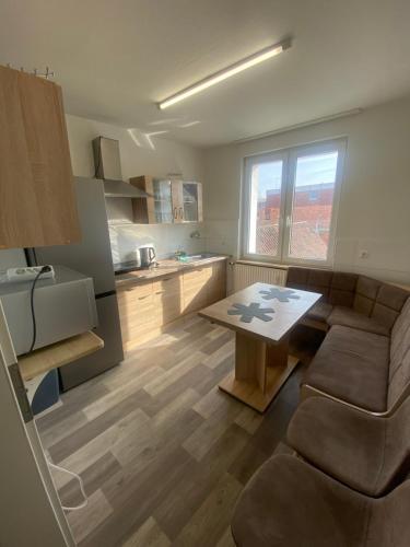 uma cozinha com um sofá e uma mesa num quarto em Othman Appartements Hannoversche Straße 23 em Hanôver