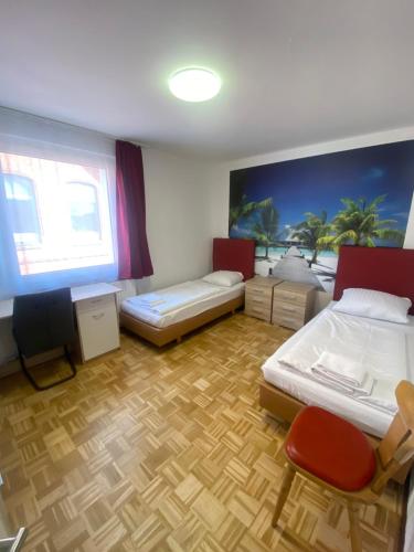 um quarto com duas camas e uma tv nele em Othman Appartements Hannoversche Straße 23 em Hanôver