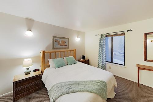 Un pat sau paturi într-o cameră la Powder Pointe Condominiums 105A