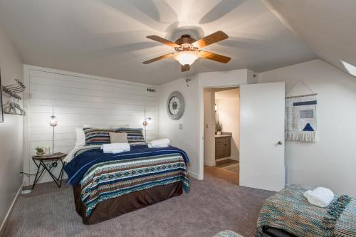 um quarto com uma cama e uma ventoinha de tecto em Mountain Village Lodge 351 em Park City