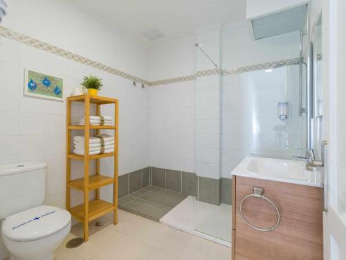 y baño con ducha, aseo y lavamanos. en Mahostly Apartamento Comillas SC, en Arrecife