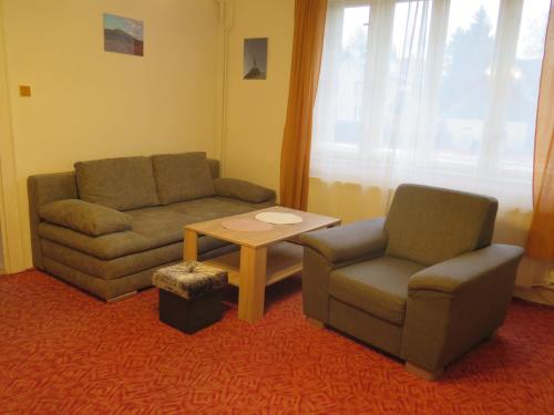 Ein Sitzbereich in der Unterkunft Apartman Hruba Skala