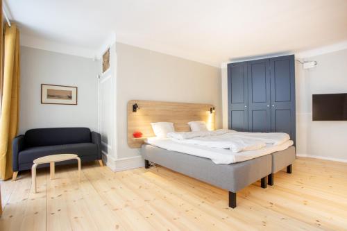 een slaapkamer met een bed en een stoel bij ApartDirect Gamla Stan in Stockholm