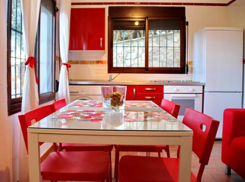 ボロニアにあるApartamento Lentiscalのキッチン(白いテーブル、赤い椅子付)