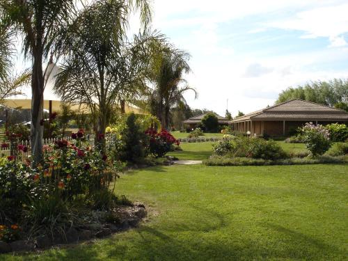 Taman di luar Paradise Lakes Motel Shepparton