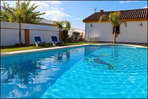 Chalet con piscina en Roche Viejo