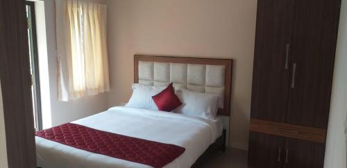 Postel nebo postele na pokoji v ubytování Bogar Palace Kodaikanal