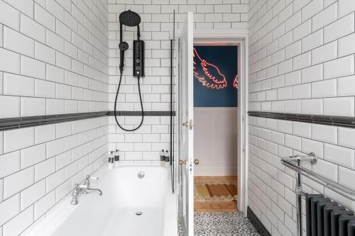 50TheHighstreet by The House of Danu tesisinde bir banyo