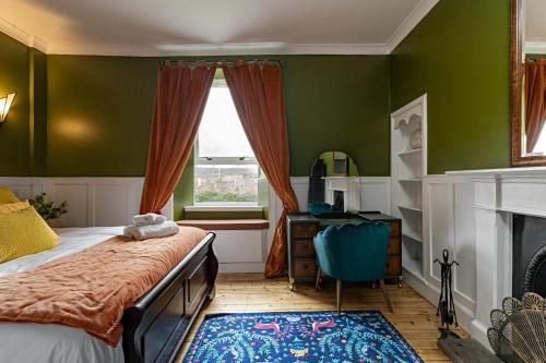Tempat tidur dalam kamar di 50TheHighstreet by The House of Danu