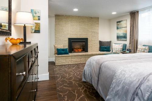 1 dormitorio con 1 cama y chimenea en Evergreen Dream, en Salt Lake City