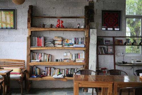 a room with wooden shelves filled with books at 大理涵墅 HillSea in Dali