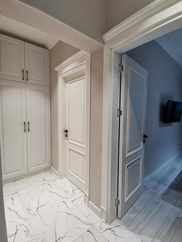 an empty room with a door and a marble floor at Sumqayıt bulvarı in Sumqayyt