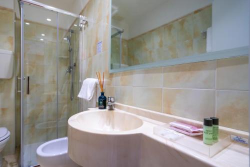 Bilik mandi di Hotel Stella D'Oro