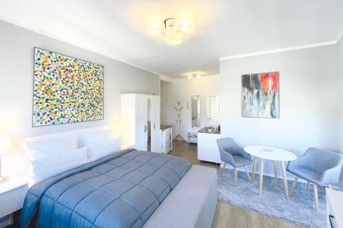 a bedroom with a bed and a table and chairs at Lendelhaus & Historische Saftfabrik Werder in Werder