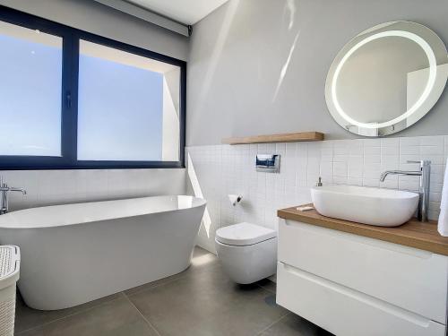 Ванна кімната в Villa de la Ponte by Atlantic Holiday