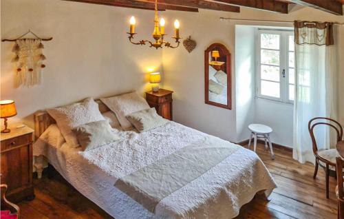 une chambre avec un grand lit et un lustre dans l'établissement Holiday Home Lelziere, à Bordezac