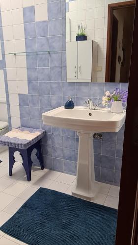 a bathroom with a sink and a mirror at Apartamento vista Douro e Mar in Porto
