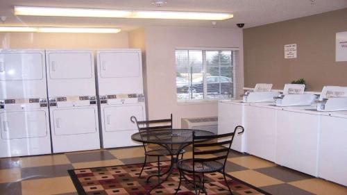 Kuchyň nebo kuchyňský kout v ubytování Sonesta Simply Suites Chicago Libertyville