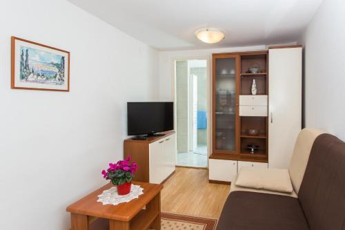 un soggiorno con divano e TV di Apartment Nadalina a Dubrovnik