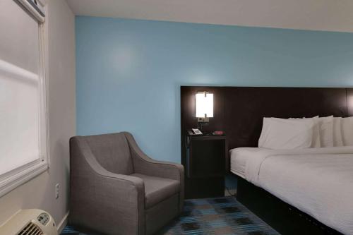 Postel nebo postele na pokoji v ubytování Travelodge by Wyndham Calhoun South I-75