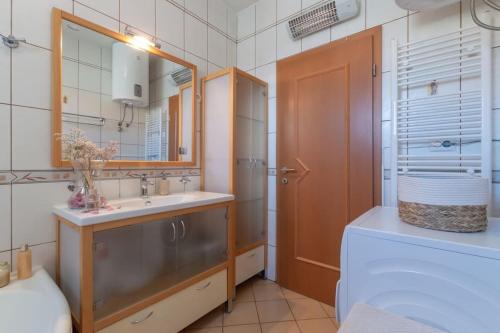 Koupelna v ubytování SEA VIEW- spacious apartment with shared pool