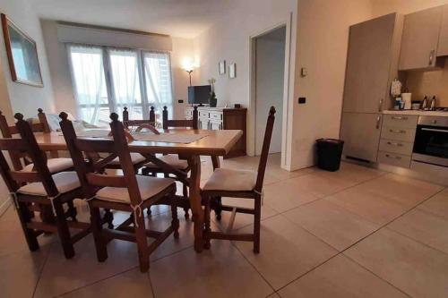 a kitchen and dining room with a wooden table and chairs at Appartamento Silvia e Faby Verbania Lago Maggiore in Verbania