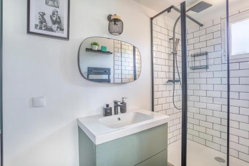 La salle de bains blanche est pourvue d'un lavabo et d'un miroir. dans l'établissement L'APP'ART -MODERNE & COSY -Pradet Centre & Proche des Plages, au Pradet