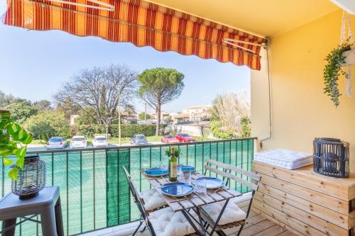 un patio avec une table et des chaises sur un balcon dans l'établissement L'APP'ART -MODERNE & COSY -Pradet Centre & Proche des Plages, au Pradet