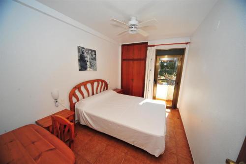 Postel nebo postele na pokoji v ubytování Orange Park Duplex Familiar Jardin