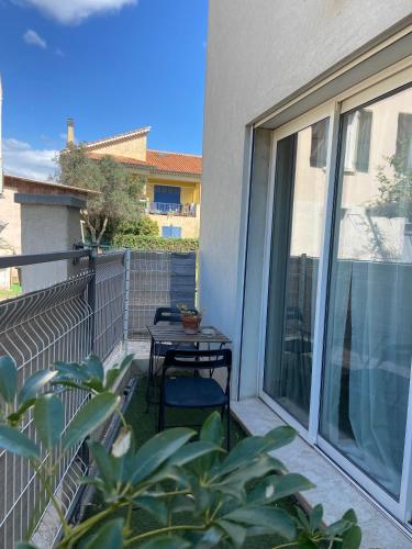 a patio with a table and chairs on a balcony at Studio proche de la plage de l'almanarre in Hyères