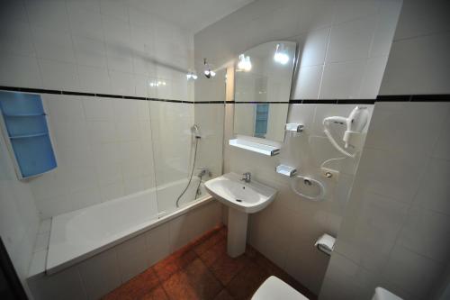 a bathroom with a sink and a shower and a toilet at Orange Park Duplex Atico Vista Piscina in Benicàssim
