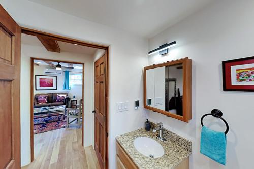 ein Bad mit einem Waschbecken und einem Spiegel in der Unterkunft Casa Escondida in Santa Fe
