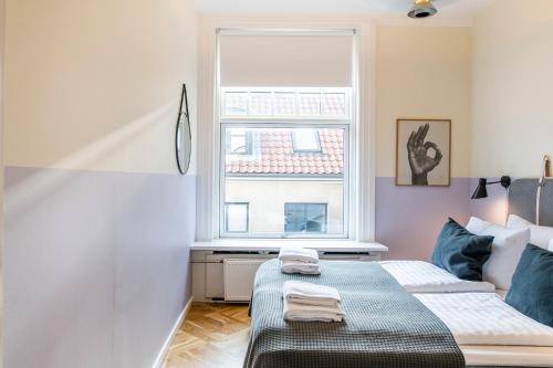 1 dormitorio con 2 camas y ventana en The Mile 2 by Daniel&Jacob's, en Copenhague