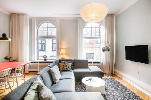 sala de estar con sofá y mesa en The Mile 2 by Daniel&Jacob's en Copenhague