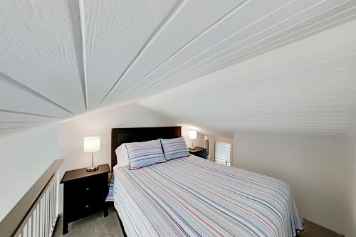 een slaapkamer met een bed en een wit plafond bij Turtle Bay Resort 132 in Kahuku